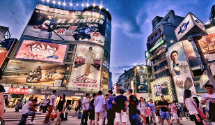 A group of people in a busy city
AI-generated content may be incorrect.