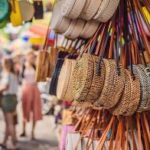 Famosas bolsas ecológicas de ratán balinés en un mercado local de souvenirs en Bali, Indonesia | Foto Premium