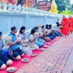 C:\Users\HP\Pictures\ANH LAND TOUR LAOS\Tak bat2 (2).jpg